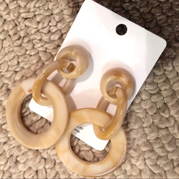 “THREE’S COMPANY” TAN ACRYLIC STUD EARRINGS-DROP - Picture 3 of 4